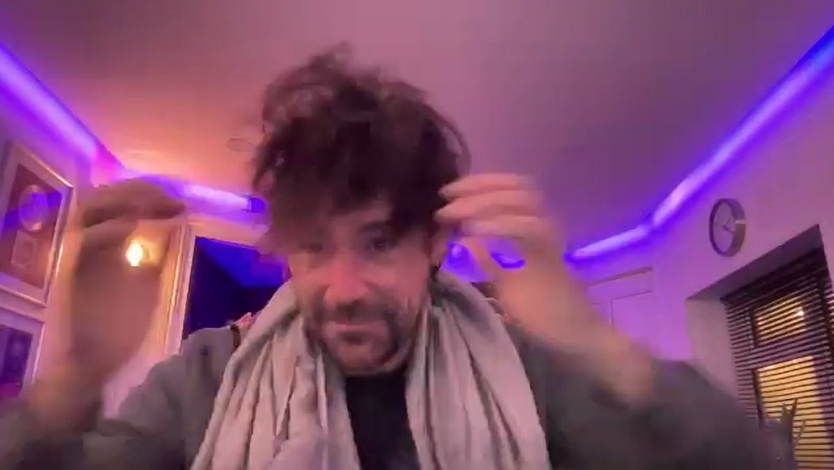 MattRyanDaily's tweet image. Is it a @mattryanreal video chat if he isn't playing with his hair?