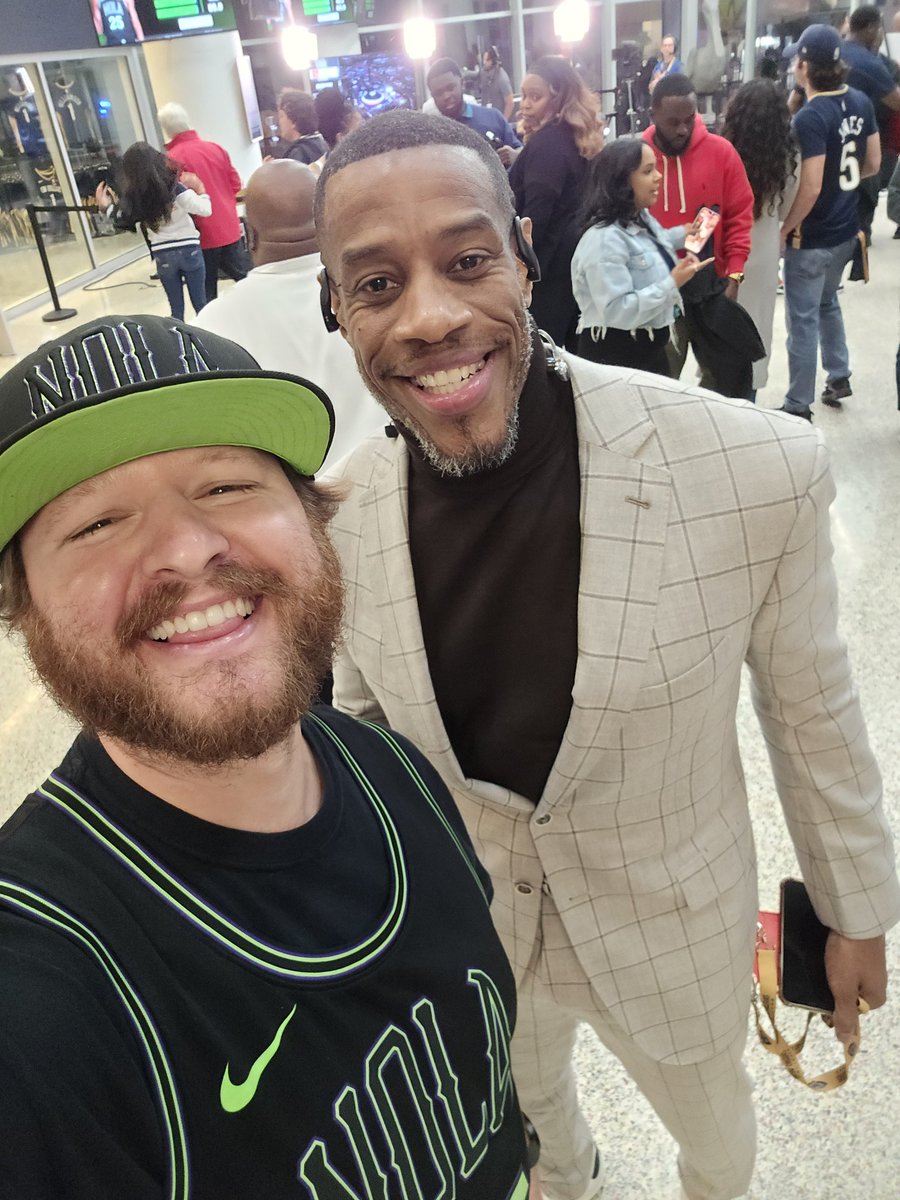 Pizzlewizzle's tweet photo. #pelicansgameday @adaniels33 https://t.co/FRklCYw18O