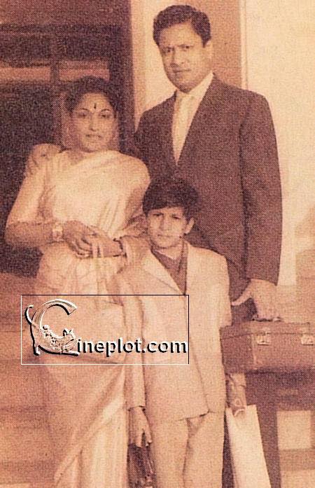 Remembering the legendary #LalitaPawar on her 26th death anniversary (24/02/1998). Though she may have passed away quietly in Pune in 1998, Lalita Pawar remains alive in the hearts of cine-goers. In this photo, she is pictured with her husband, Rajprakash Gupta, and her son.