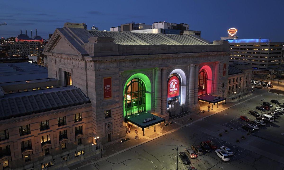 Tonight, as weekend services for Lisa Lopez-Galvan begin, Union Station’s historic south façade features accent colors from the flag of Mexico. This is both a reflection of Lisa’s proud Hispanic heritage as well as an expression of sympathy to her entire extended family. Lisa