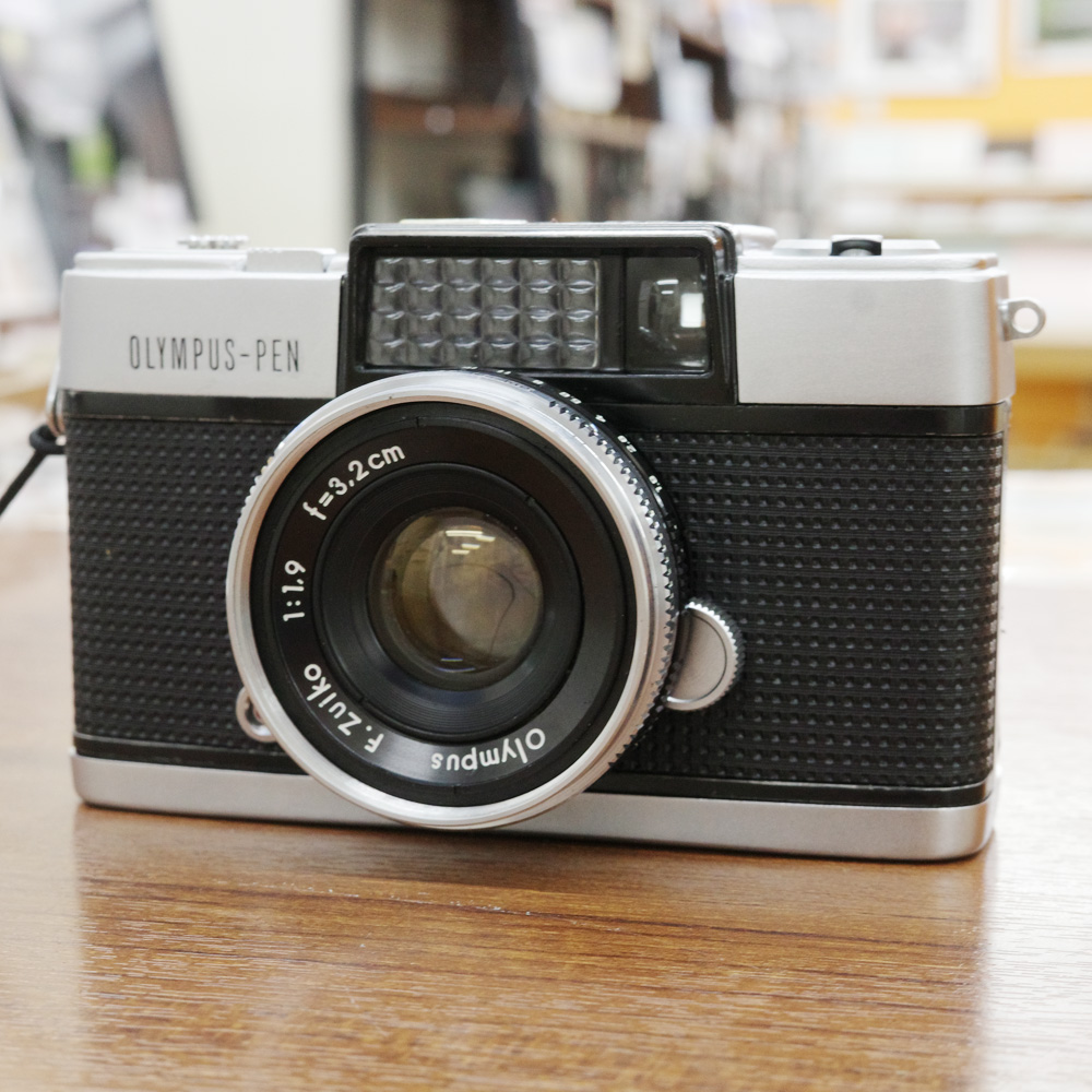 champcamera's tweet photo. 中古 #OLYMPUS #PEN_D(オーバーホール済)¥24,000-
By #青葉台
3.2cmF1.9の大口径レンズと最速1/500秒のシャッターを搭載した高級PEN。自然と縦構図を取れる点もハーフ機の魅力です◎
#ハーフカメラ #フィルムカメラ
https://t.co/nNkQvFXKTR https://t.co/tLBOTm4jI5