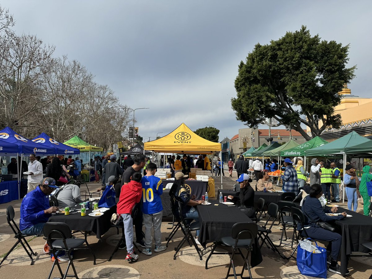 The <a href="/RamsCommunity/">Rams Community</a> and PepsiCo joined in the It's Bigger Than Us and Los Angeles Regional Food Bank distribution in Leimert Park today. The free, farmers-market style distribution served 800 community members in the <a href="/LAPDSouthBureau/">LAPD South Bureau</a>
THANK YOU!