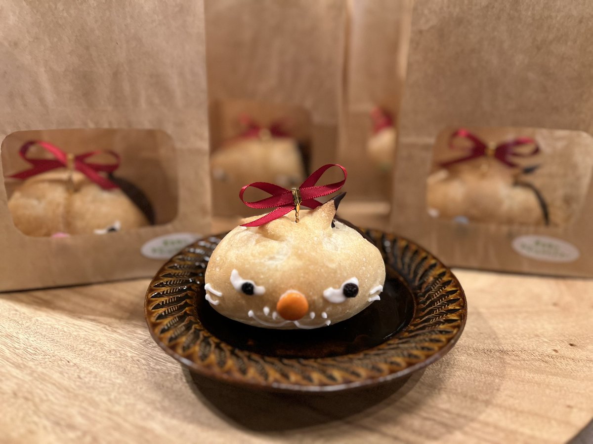 wagahaido's tweet photo. 『#どすこいみいちゃんパンやさん』パネル展。
本日もねこパンが入荷しました!
大濠の美味しいパン屋さん、@laspiga_ohori さん特製の猫パンは、本日と明日のみの販売となりました。
ご希望の方はお急ぎください〜!
#町田尚子
#吾輩堂
#ほるぷ出版
#laspiga https://t.co/pzOrwh04O3
