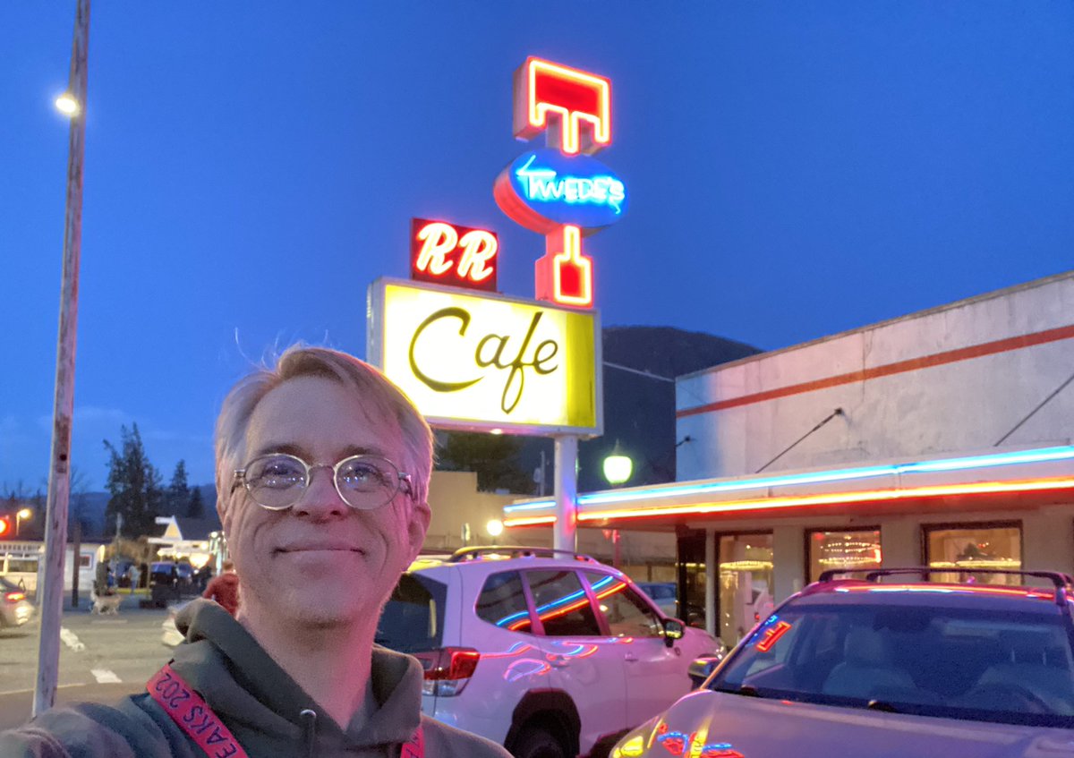 There’s nothing more beautiful than the Double R Diner at night. #TwinPeaks.