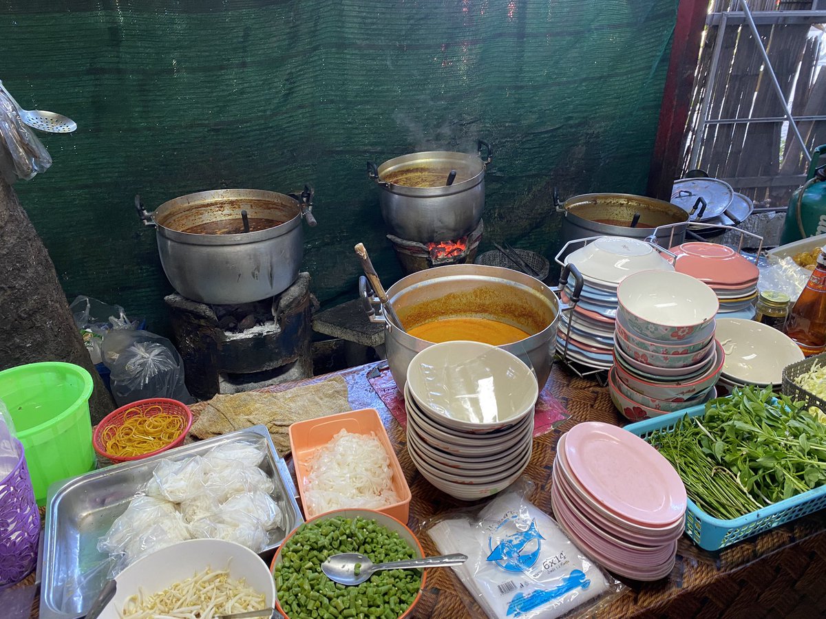 yukiy0's tweet photo. ขนมจีนน้ำเงี้ยวกับข้าวซอยป้าป้อม
โอโหหหหหหหหห กุว่าบ้านกุก็คนเหนือ ที่บ้านมีร้านประจำที่เชียงราย กินข้าวซอยมาก็เยอะพอควร แต่ร้านนี้คืออร่อยแบบประทับใจมากๆ สั่งอย่างละ 1 เลย หมู เนื้อ ไก่ ทุกอย่างตุ๋นมาเปื่อยมาก หอมเครื่องแกงกำลังดีไม่ฉุนเกิน คนไม่ชอบกลิ่นเครื่องเทศก็กินได้ https://t.co/lc6SDrJnoG