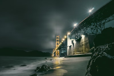 Joseph Barrientos ©️ Unsplash |  #photography #streetphotography #naturephotography #bridge #nightphotography #alcoholicbeverages #urbanfantasybooks