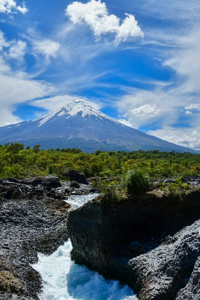 Explorando la majestuosidad del Volcán Osorno en el Parque Nacional Vicente Pérez Rosales. ¡Una experiencia impresionante! 🌋✨ #VolcánOsorno #VicentePérezRosales #NaturalezaChilena #Chile #VisitChile.cl @VisitChileCL