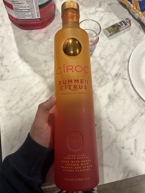 tastes like oranges 8/10 https://t.co/GDl4LKuvBh