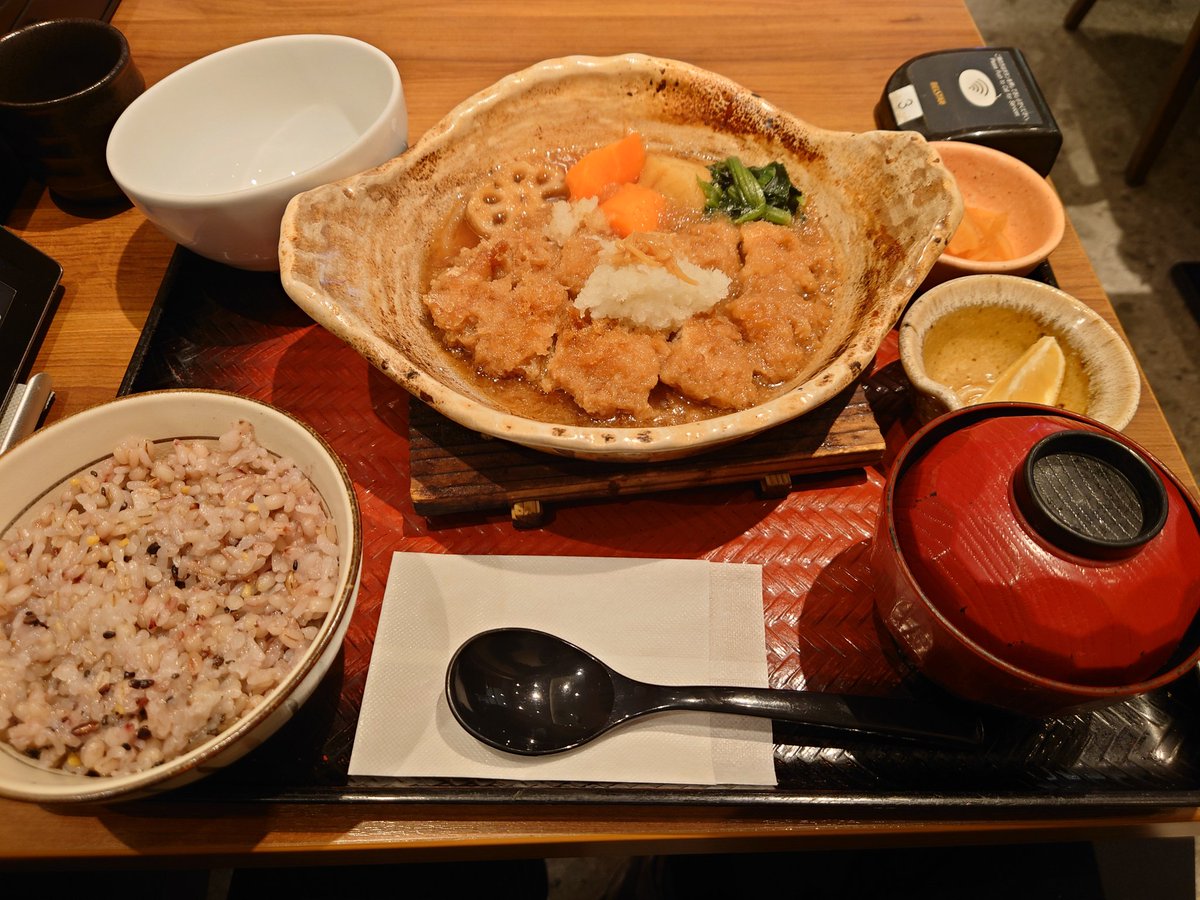 大戸屋でランチ
チキンかあさん煮を頂きました〜😄

土鍋でいつまでも温かく食べれる✨

#大戸屋
#市原