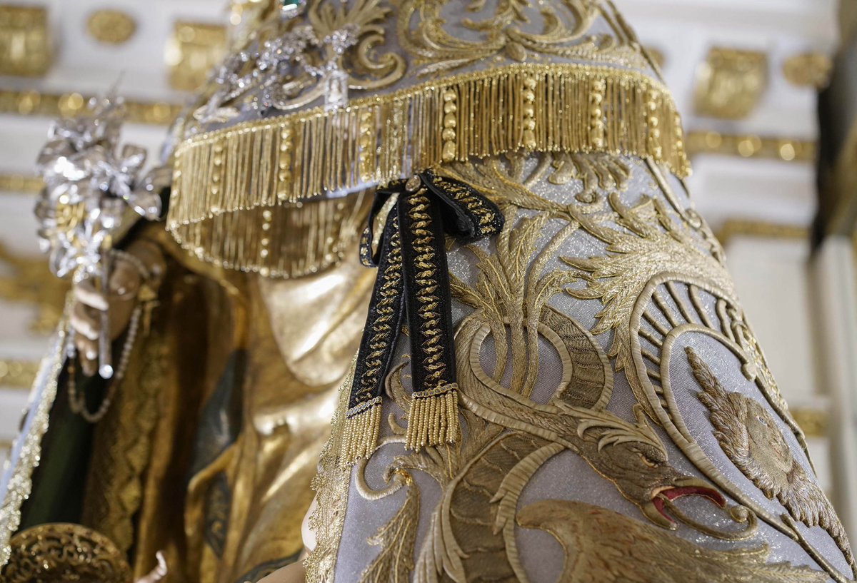 GenteDeFallas's tweet image. La Virgen de los Desamparados, con crespón negro en señal de duelo
A esta hora, la imagen de la Virgen de los Desamparados que preside el altar de la Basílica luce ya un crespón negro en señal de duelo por las víctimas y sus familias.