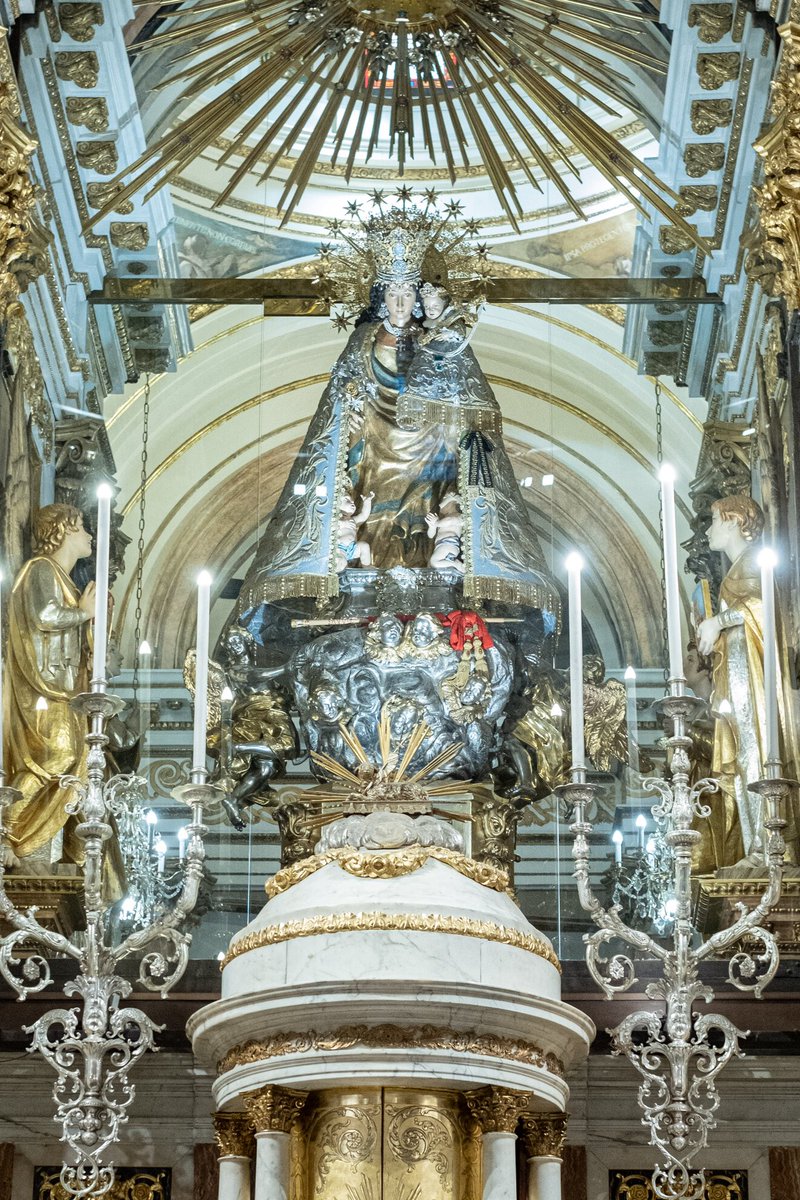 GenteDeFallas's tweet image. La Virgen de los Desamparados, con crespón negro en señal de duelo
A esta hora, la imagen de la Virgen de los Desamparados que preside el altar de la Basílica luce ya un crespón negro en señal de duelo por las víctimas y sus familias.