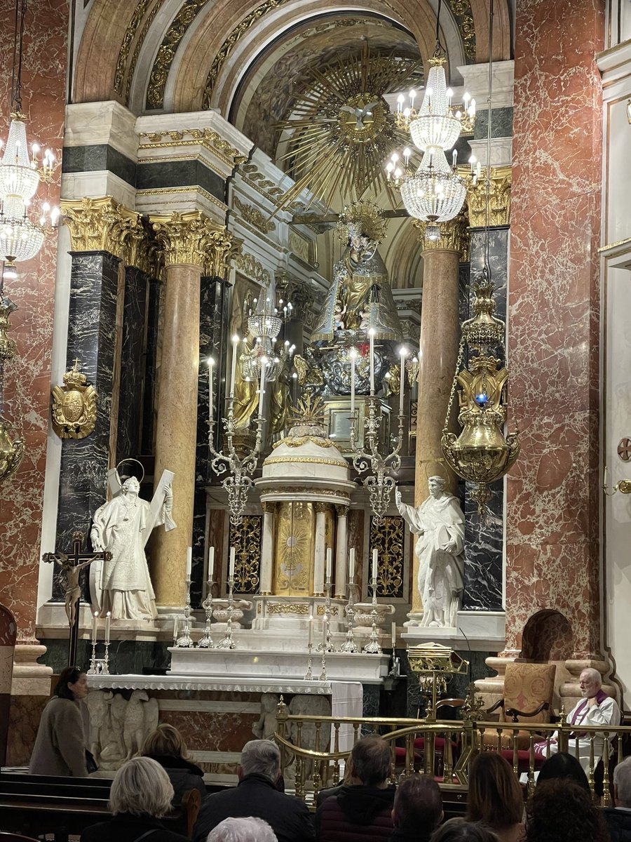 GenteDeFallas's tweet image. La Virgen de los Desamparados, con crespón negro en señal de duelo
A esta hora, la imagen de la Virgen de los Desamparados que preside el altar de la Basílica luce ya un crespón negro en señal de duelo por las víctimas y sus familias.