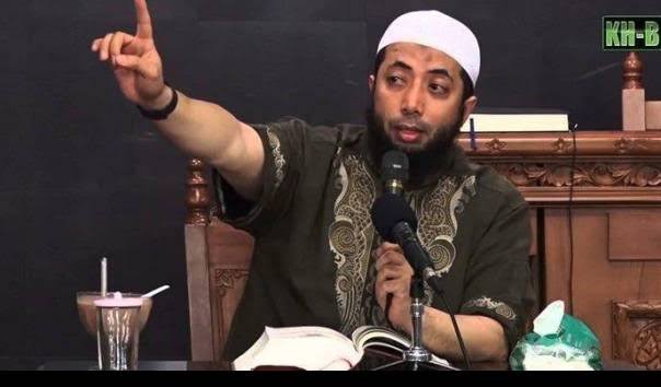 Just_mushlih's tweet photo. A THREAD
"WAHABI"

MENOLAK WAHABI itu MENYELAMATKAN UMAT. tapi bisa membuat WAHABI semakin sayang WARGA +62, sebab setelah WAHABI DIBUBARKAN ceramahnya akan banyak PIHAK yg mengatakan KRIMINALISASI ULAMA. Karena  ORANG +62 itu akan BELA dan IKUTI yg DIBUBARKAN walau MEREKA SALAH https://t.co/mDbh1HkKHO