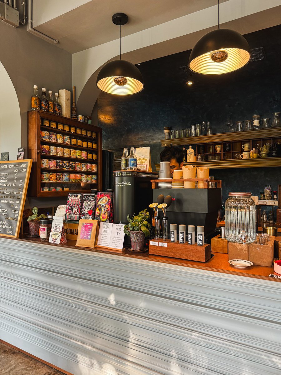 CAFETELLER's tweet photo. SWERB ☕️🌿🌞 ร้านกาแฟนอกกระแสที่โคตรดี เราเสิร์ชหาร้านกาแฟแถวนางลิ้นจี่แล้วขึ้นร้านนี้มา ทรงดีมาก เลยพินไว้ว่าถ้ามาแถวนี้จะแวะ คือดูในรูปว่าต้องดีแล้ว มาจริงคือชอบมากก กาแฟเยอะและอร่อยสุด เรียกได้ว่าเป็นร้านที่ nerd ด้านกาแฟอีกร้านนึงเลย อุปกรณ์กาแฟเยอะมาก @aroii https://t.co/qKoJmfK0MY
