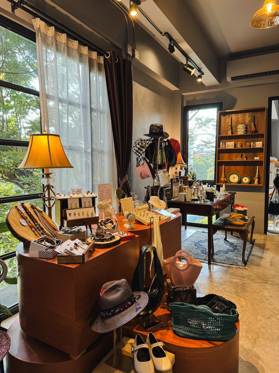 CAFETELLER's tweet photo. SWERB ☕️🌿🌞 ร้านกาแฟนอกกระแสที่โคตรดี เราเสิร์ชหาร้านกาแฟแถวนางลิ้นจี่แล้วขึ้นร้านนี้มา ทรงดีมาก เลยพินไว้ว่าถ้ามาแถวนี้จะแวะ คือดูในรูปว่าต้องดีแล้ว มาจริงคือชอบมากก กาแฟเยอะและอร่อยสุด เรียกได้ว่าเป็นร้านที่ nerd ด้านกาแฟอีกร้านนึงเลย อุปกรณ์กาแฟเยอะมาก @aroii https://t.co/qKoJmfK0MY