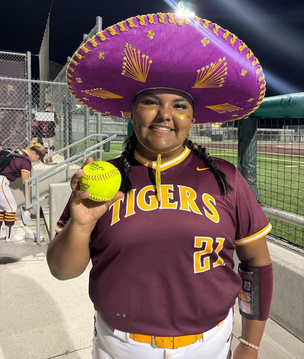 DSHSsball's tweet photo. Tigers w 2 dubs today! @JaiLynnFlores15 with 3 run 💣 tonight and a shutout on the mound! Kenna Riley and Lauren Brynes both go 2/3 on the day. @loreleigamble20 gets awarded the #17 jersey for the next four years! Big honor! We celebrated @jww1688 wins as well! Great day!! https://t.co/JpCdqC1YvS