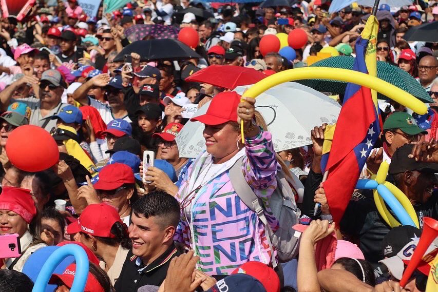 ¡La Soberanía y al pueblo de Venezuela se respeta, no pudieron ni podrán con la furia bolivariana del chavismo! 
#BatallaDeLosPuentes
#SomosUnPuebloValiente

<a href="/PartidoPSUV/">PSUV</a> 
<a href="/ConElMazoDando/">Con el Mazo Dando</a> 
@nicolasmaduro 
<a href="/dcabellor/">Diosdado Cabello R</a>