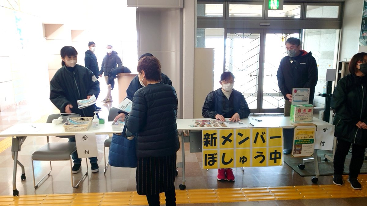 casket_sato's tweet photo. 鎌田記念ホールでの『鹿島台小学校ブラスバンドありがとうコンサート』
会場の準備も整い入場開始。13:00～開演ですが、既に多くの皆様が入場されてます。また、通路には親の会皆様で製作した過去大会時の衣装や写真も展示☆ 是非、お越し下さいませ。 https://t.co/UufWptOwmS