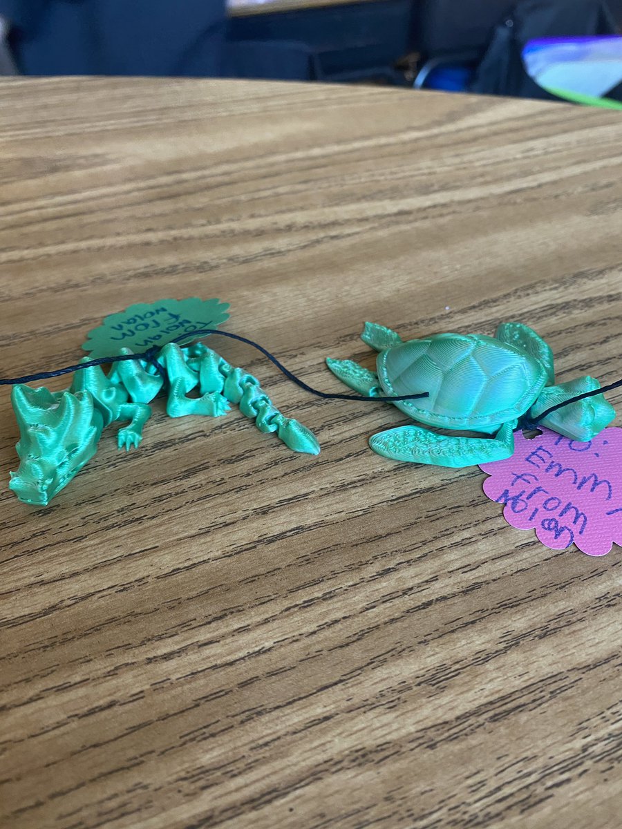 WallingSES's tweet image. We celebrated Valentine’s Day by writing one thing we love about each classmate and giving it to them! We also go to decorate bags and spread love through cards and gifts💜💛💜💛

#bulletpride
#connectses