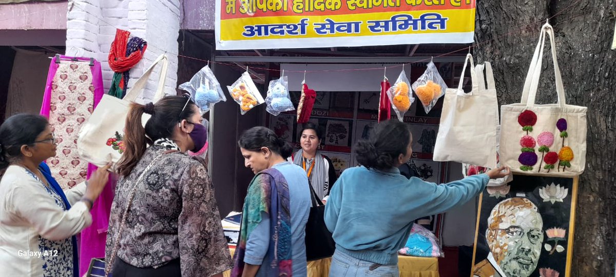 SHGs under microskill development centre set up by @smartcityagra put up a stall displaying products made in the centre at @TajMahotsavAgra witnessing huge visitation #SmartCityKiSmartKahani