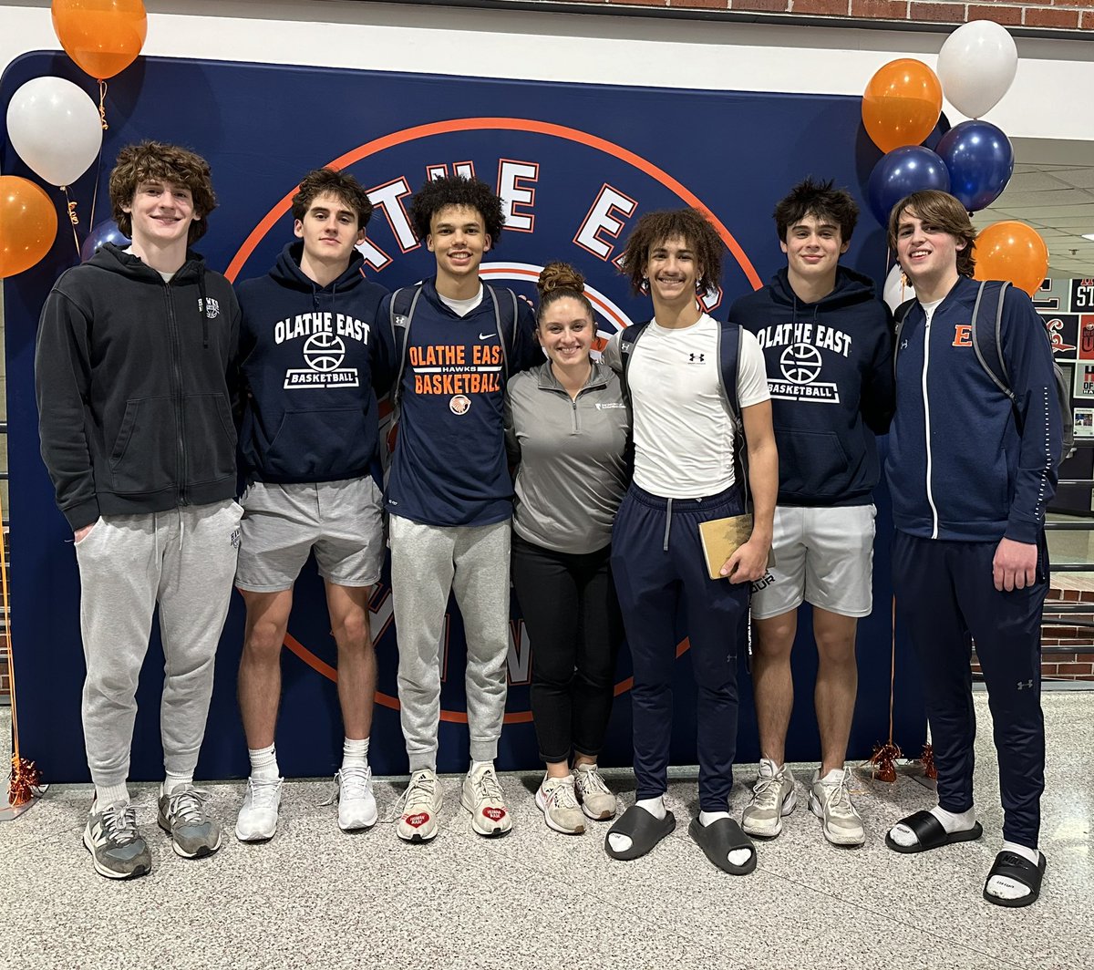 MsErinATC's tweet photo. These seniors were my freshman babies my first year at OE. So proud to be their athletic trainer 💙🧡 @OEHoops https://t.co/2GxhCsXnUc