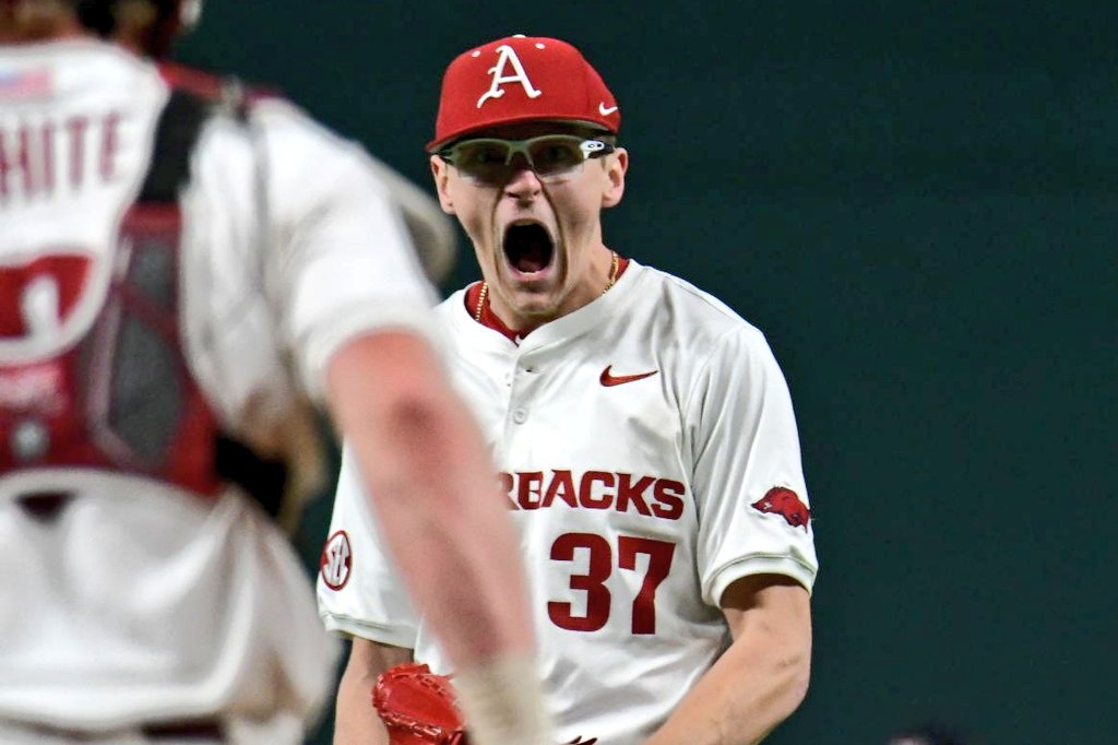 FINAL: @RazorbackBSB wins an instant classic against Oregon State, 5-4, as Jake Faherty fans the final 2 hitters on 96 mph cheddar to strand the tying run at 3rd. What a ballgame. That was a lot of fun.