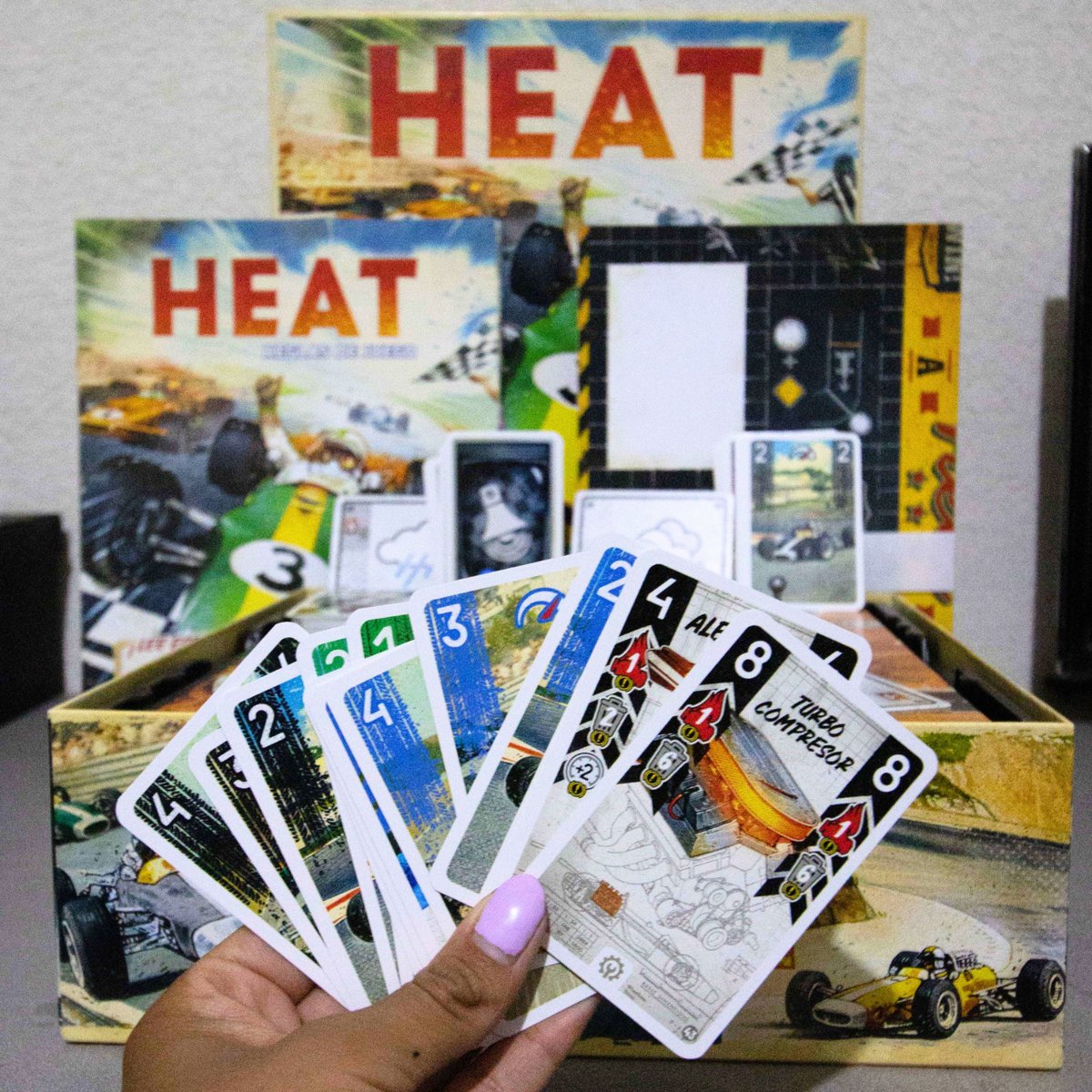 InfiniteSkillES's tweet image. ¡El rugido de los motores vuelve con más fuerza que nunca! 🏁 Heat está de regreso y listo para desafiar tus habilidades al volante. 🚗💨 No pierdas la oportunidad de vivir la emoción de las carreras y acelera hacia la victoria!
#InfiniteSkillES
#JuegosDeMesa #Heat #Emocion