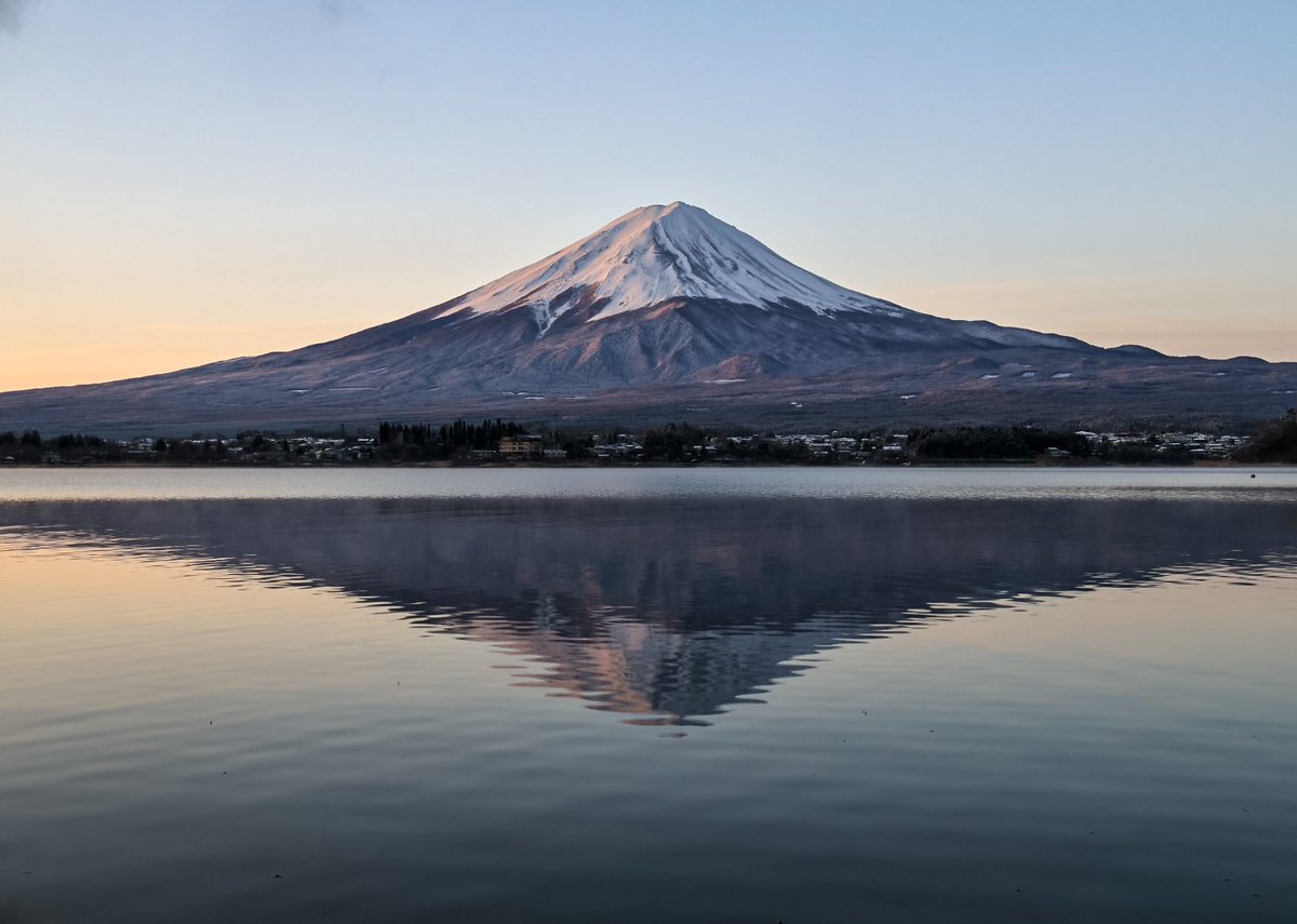昨日は天皇誕生日と共に山梨県と静岡県では富士山の日（2.23）を祝いました✦.° 残念ながら雪の一日で富士山は顔を見せてはくれませんでしたが、一夜明けた今日は晴天に恵まれ早朝から美しい雪の華と富士山が見られました❅ 𓈒◌°.。
2024.2.24
