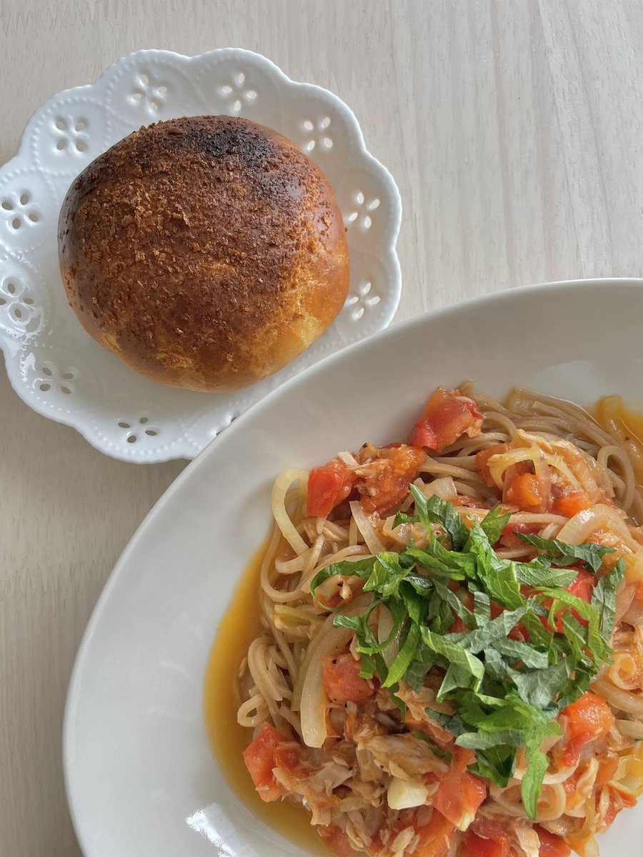 ひとりお家ごはん🍝
スーパー麺を使ったトマトツナパスタとパン屋さんで買ったカレーパン（焦げた）
スーパー麺初めて食べたけど、もちもちでパスタっぽくはないから別の味付けの方が合いそう。色々試してみたい！