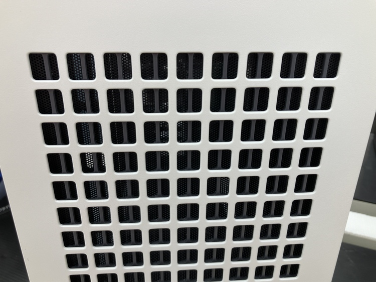ap_kanazawa's tweet photo. PCケースによって機能は様々❗️
こちらのケースは前面の格子状になっている部分をスイッチ一つで切り替わります👍
また横にはヘッドセットかけも出てきたりします🎧
#PCケース #Deepcool #CH370 https://t.co/6waPJ0rcJO