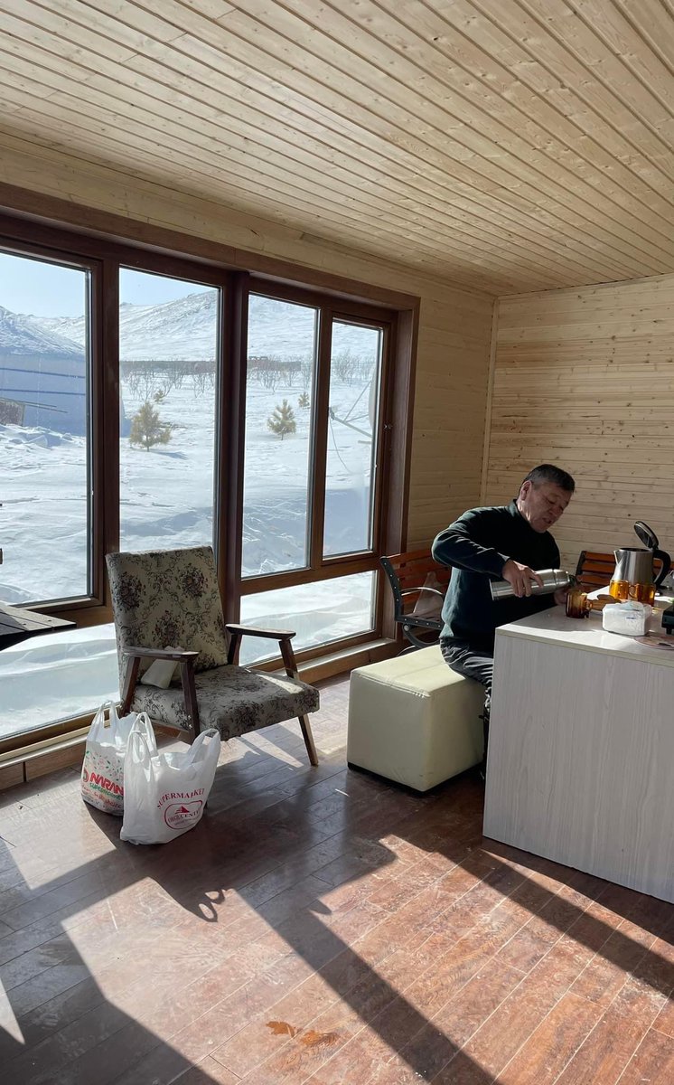 УИХ-ын гишүүн асан, Төв аймгийн малчин П.Алтангэрэл: Сайн байцгаана уу. Би ер нь олон зуд үзсэн хүн. 2000, 2010 оны зуд гээд. Энэ зуднаар 300 хонь нэг ч төл малын гарзгүй өөрөө гардаад аваад орж л байлаа. Энэ жил өвлийг гайгүй давлаа. Учир нь өнгөрсөн намар нядлахыг нь нядлаад,