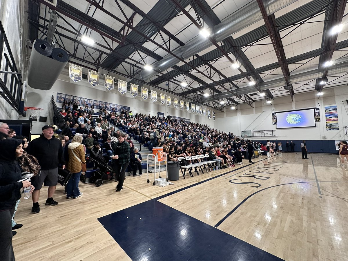 The Canby community took “Pack the Gym” seriously. What a great night for some hoops! ….. La comunidad de Canby se tomó en serio el “llenar el gimnasio de gente”. ¡Qué gran noche para unos lanzamientos a la canasta de baloncesto!