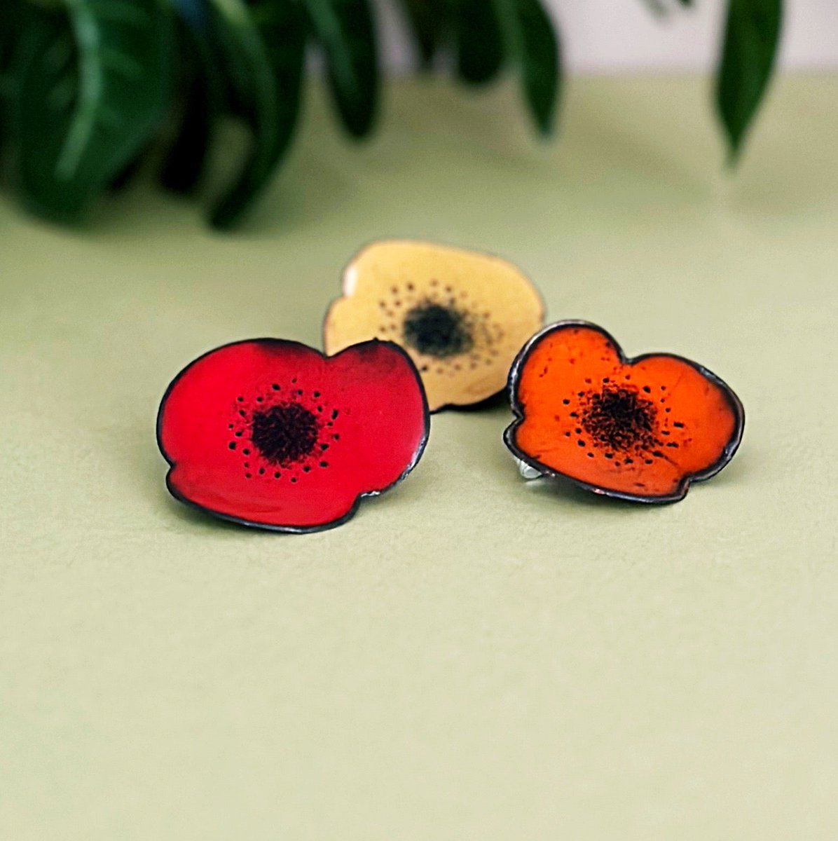 MaisyPlum2's tweet photo. Poppy Brooch Pin https://t.co/L6i7EdXcoR #HandmadeHour #shopsmall #bizbubble #inbizhour #UKHashtags ##UKGiftHour #MHHSBD #giftideas #PoppyPin https://t.co/RmoWoyVIek