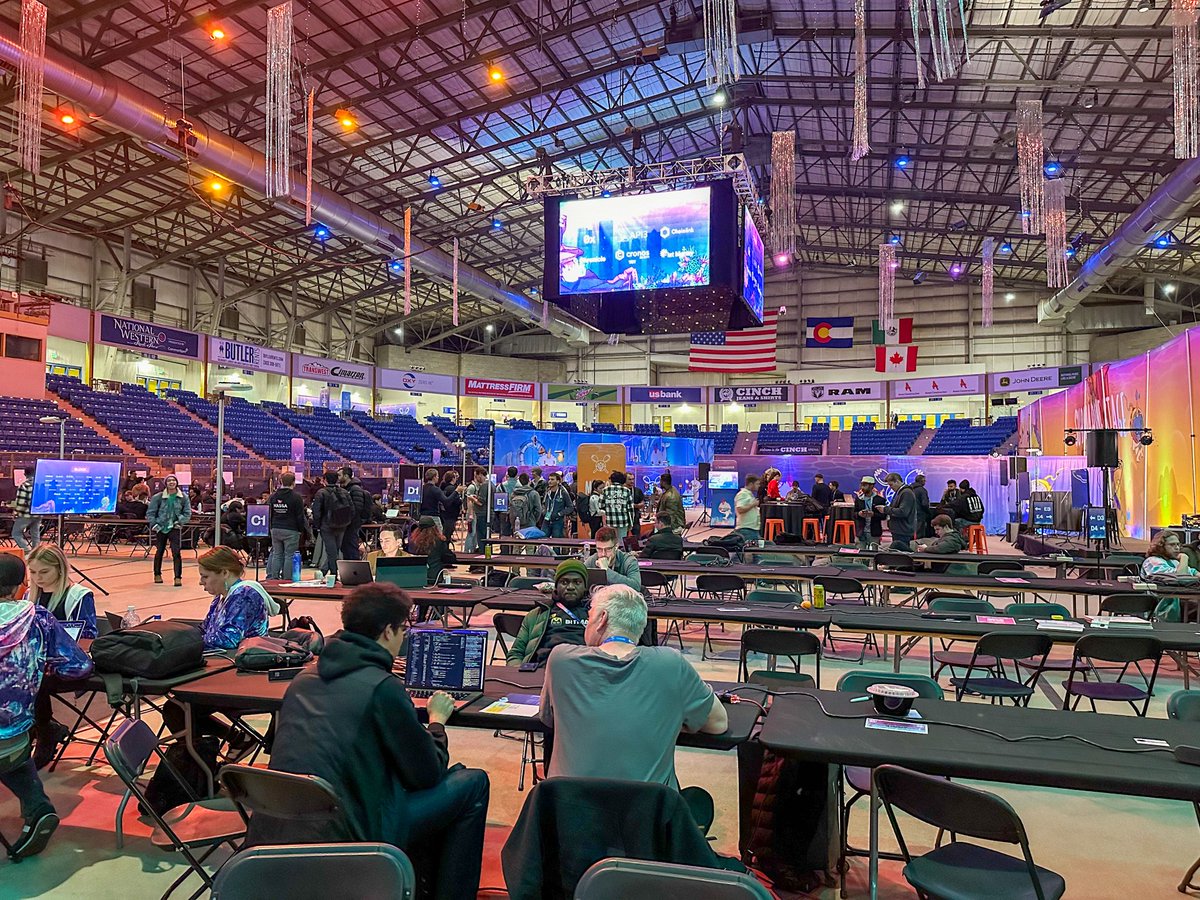 MetaMaskDev's tweet photo. 🥳 #BUIDLathon has begun at @EthereumDenver. 

Bounties 👉  https://t.co/5ty2p16km6 https://t.co/ffv5F0KJXe