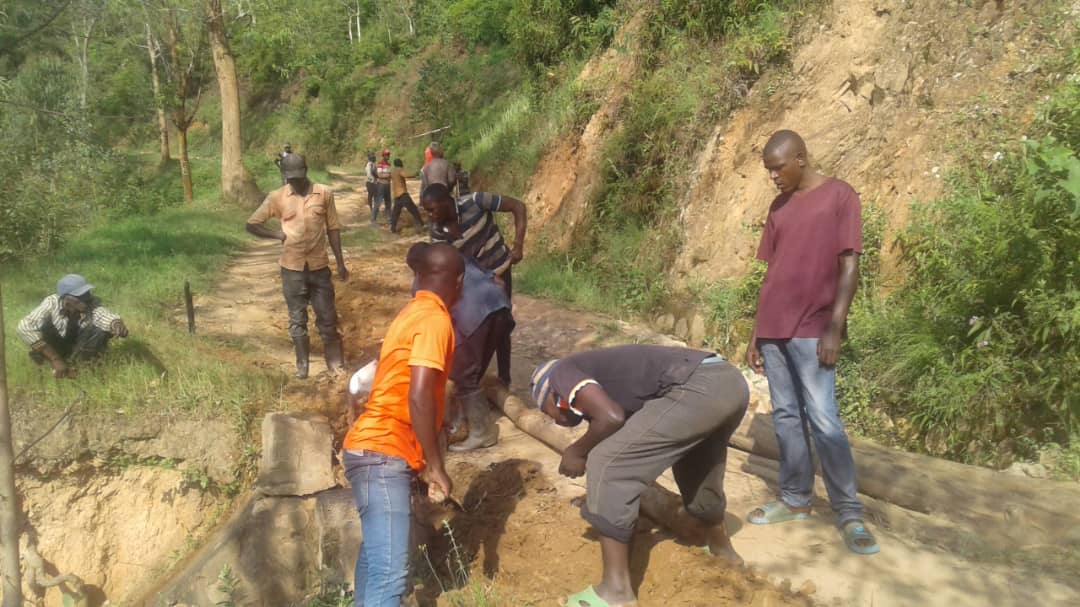 RONGI_Sector's tweet photo. @Rongisector hirya no hino mu Midugudu igize Umurenge wa Rongi  bakoze umuganda rusange  usoza ukwezi umuganda wibanze ku kugusibura imihanda ndetse no kubaka amateme
Umuganda witabiriwe na Bwana Honorable Depite Karinijabo Bartelemy
@KAYITAREJacky 
@Muhangadis
@RwandaSouth https://t.co/GHrIBHUOCU