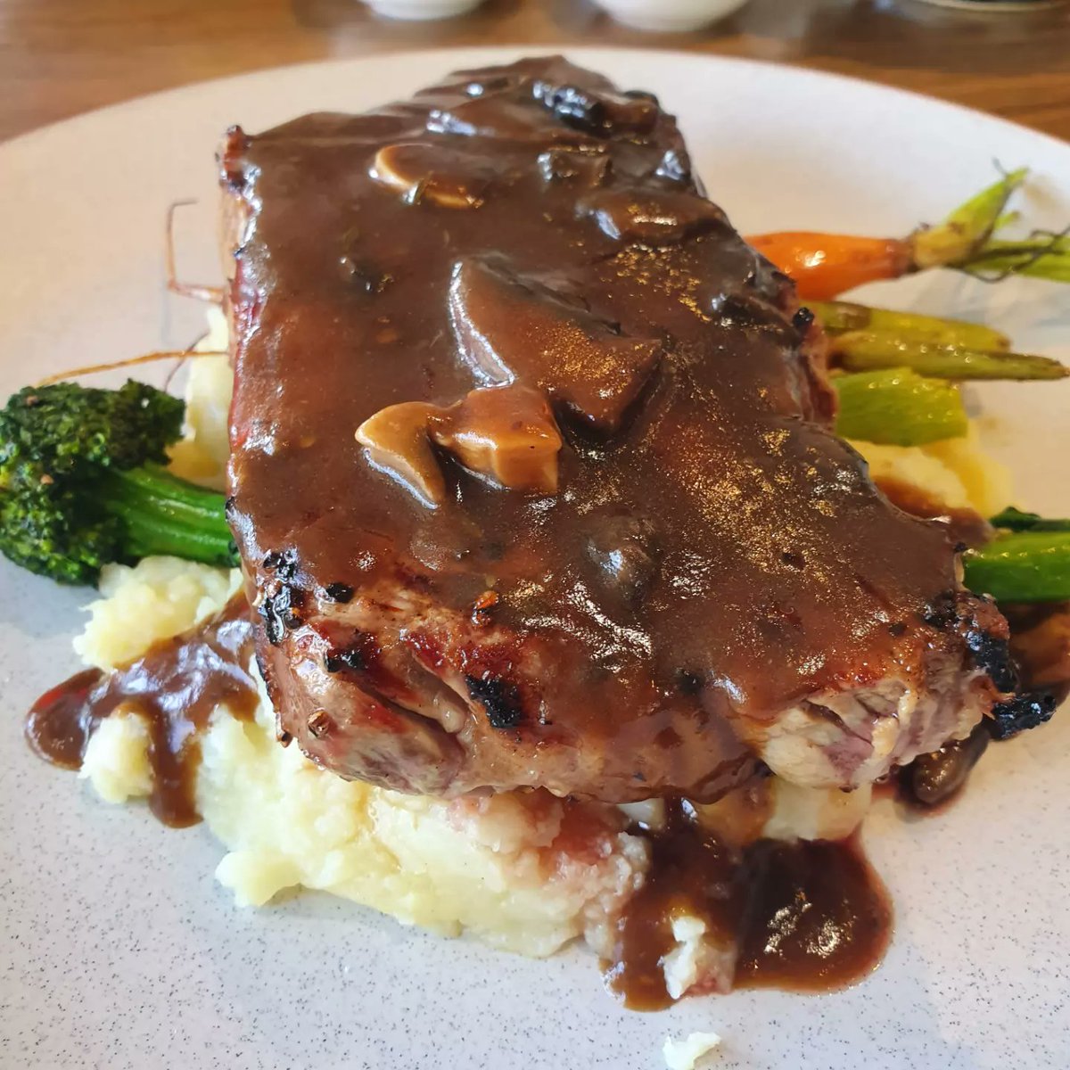 Anthony38538131's tweet photo. Porterhouse to Die for tonight at Melissa!!! 

350gm Angus #Porterhouse  Cooked Rare!! 

#Porterhousesteak #food #dinner #steak #foodporn #bulking #health #fitness https://t.co/7fV3KEzhXo