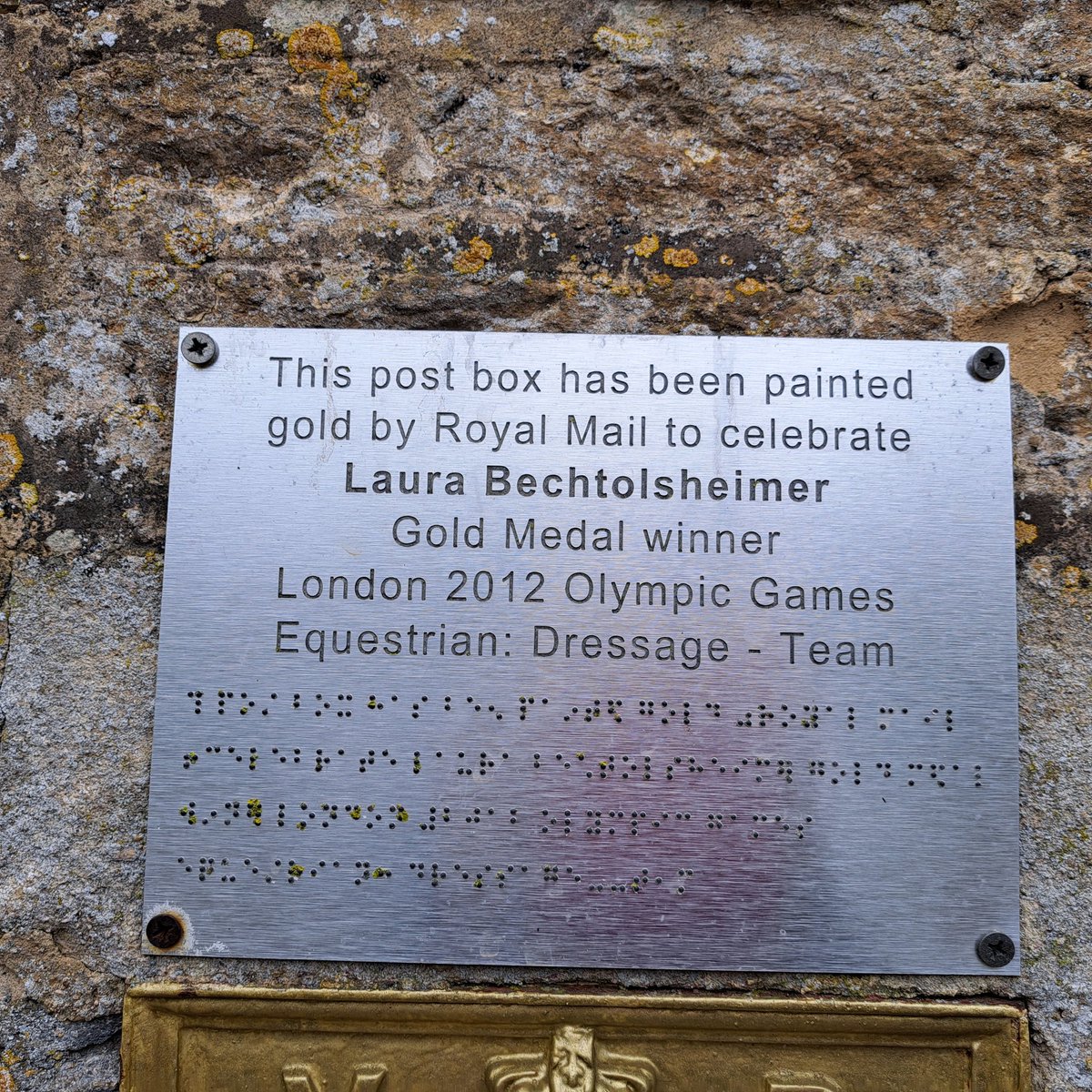 What a treat this week to find a gold VR wall mounted postbox. I shall try and visit again when the wisteria is in bloom. #postboxsaturday Ampney St Peter Gloucestershire.