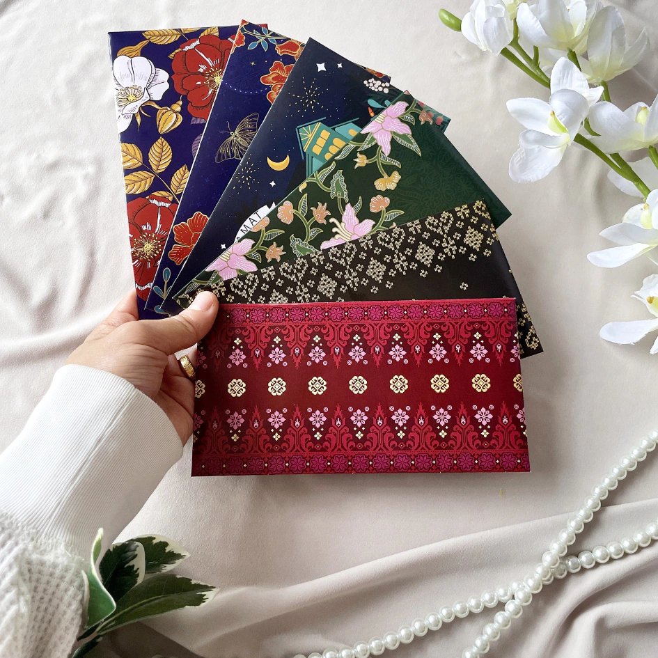 i dulu kecik² mesti simpan duit raya dalam satu sampul je. sampul tu mesti cantik, tebal 😆 

Selalunya dulu pakcik i yang keje petronas bagi sampul paling cantik 😂

Korang dulu macam mana? 👀