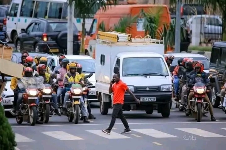 Allowing a pedestrian to cross at a zebra cross is not a favour you give, it is a lawful obligation.

Stop at zebra crossings and reduce speed at crowded (built-in) places.

#StreetsforLife
#ShareTheRoad
#RethinkMobility
#SaferSchoolZones