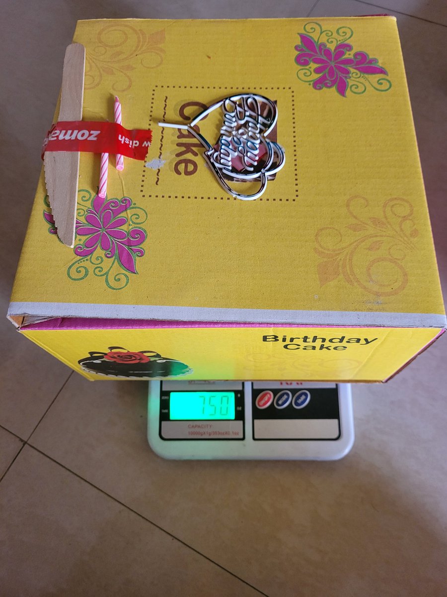brotheramit's tweet photo. @SwiggyCares @Swiggy your partners always trying to cheat with weights. Refer pictures this cake is 1 Kg as per partner.@BandBajaateRaho https://t.co/8vGVE4FM8s