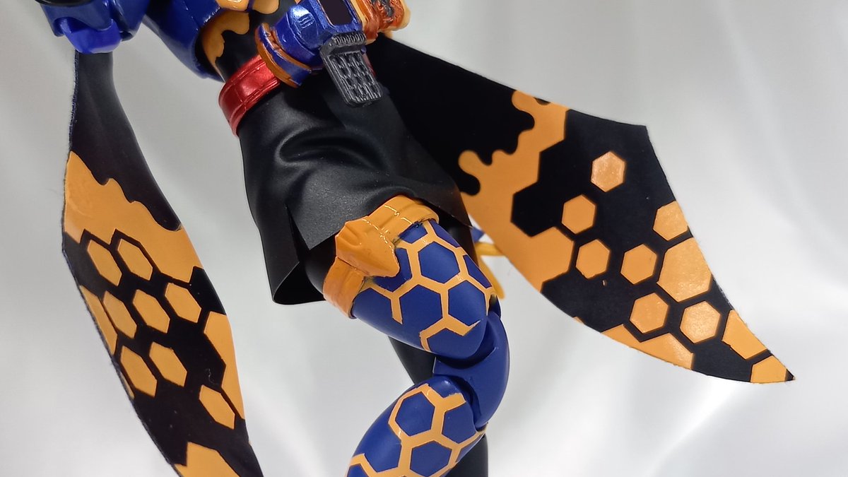 S.H.Figuarts 仮面ライダージャンヌ クイーンビーゲノム

蜂房をイメージして、全身にハニカム柄とメルト柄を入れてみました

(1/2)
 #造って遊ぼ  #仮面ライダーリバイス  #ニチアサフィギュア改造部