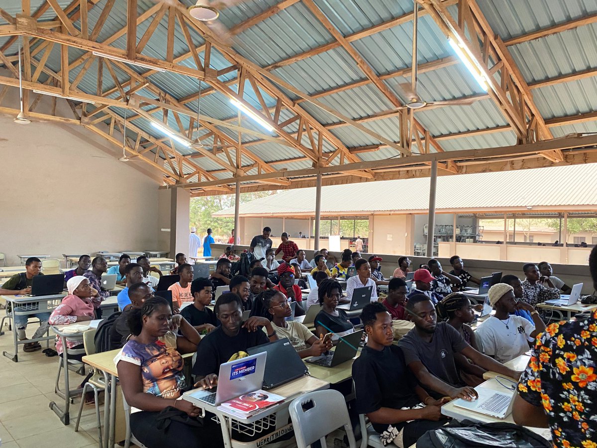 Gdsc_uenr's tweet photo. Creativity unleashed!🎨💻

🖼️The Graphic Design session at SkillCape is nurturing the artistic talents of our community members, transforming ideas into captivating visuals😍✨

🔴🔵🟢🟡
#gdsc_uenr #gdscSSA #developerstudentclubs #SkillCape #uenr https://t.co/vAe7t1LPQt