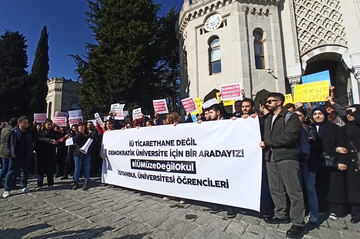 sendika_org's tweet photo. #Dosya | "Duvarsız üniversite", gençlik ve halk

🎙Söyleşi | @DGDernekleri: 

"Güvenlik kaygısı diye ifade edilen ancak özgürlük isteğiyle ilgili olan endişelerin halkla her türlü ilişkiye kapalı bir üniversiteyi işaret etmesini de doğru bulmuyoruz"

https://t.co/V3ZkG7YiBR https://t.co/fFprizI4bJ