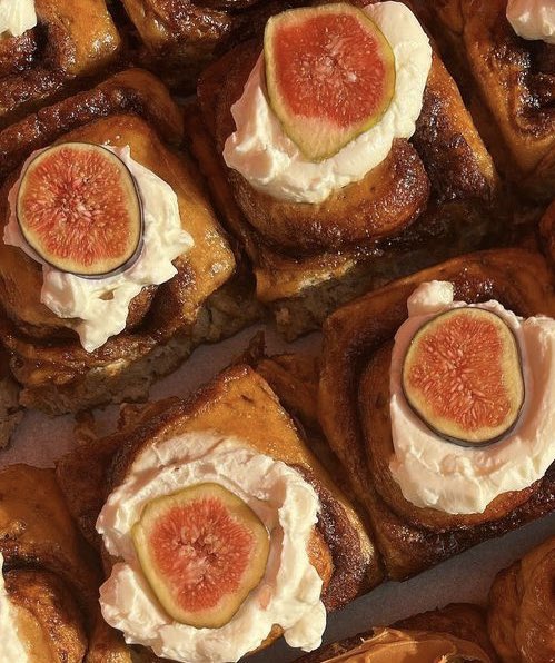 servesmiths's tweet photo. Saturday is here, and you know the drill! 
These freshly baked sourdough buns have made their grand entrance from local bakers #BunheadBakes but you’d better be quick because these fluffy beauties are in high demand, and they never stick around for too long! https://t.co/LI2wCWwnDB