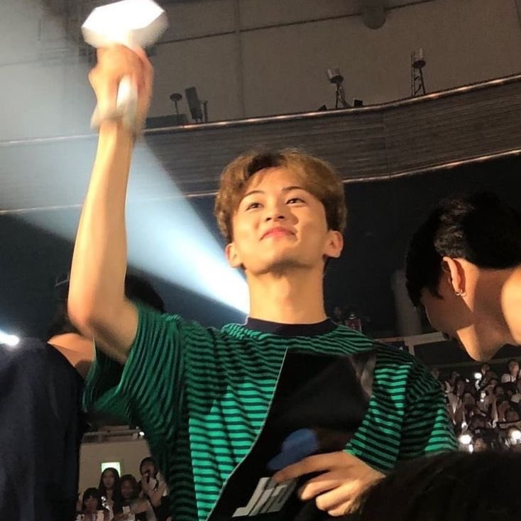 joyfulmarkly's tweet photo. mark as a fanboy at taeyong, ten, exo, and bruno mars concert 😆 https://t.co/gHIqo0mgOr