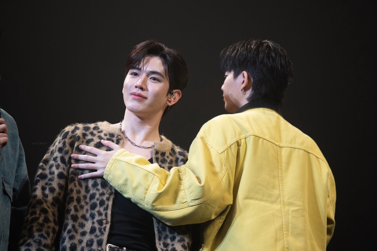 RatchanJ's tweet photo. ไม่เสียแบรนด์ดิ้งหรอกน่าาาา 😏😏😏

#ออฟนิว 
#Newwiee
#GMMTVHappyWeekend 
#GMMTVHappyWeekendD2 https://t.co/WPQ8eyz4cT