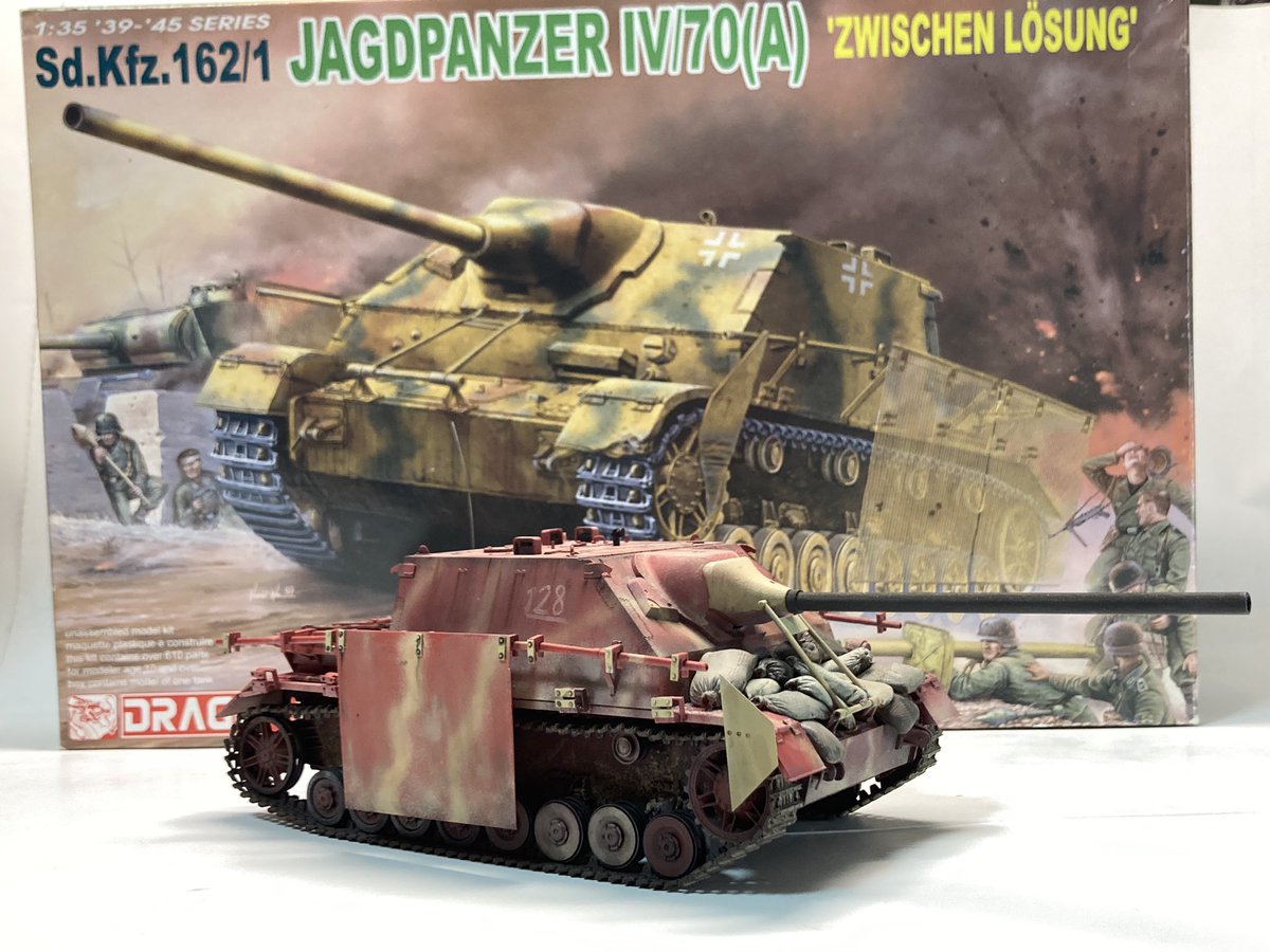 完成
ドラゴン
1/35 Jagdpanzer Ⅳ/70(A)

考証は置いといて末期の錆止めカラー仕上げにしました
網目シュルツェンは取り付けにくかったのでプラ板のシュルツェンに変えました

制作期間は2週間