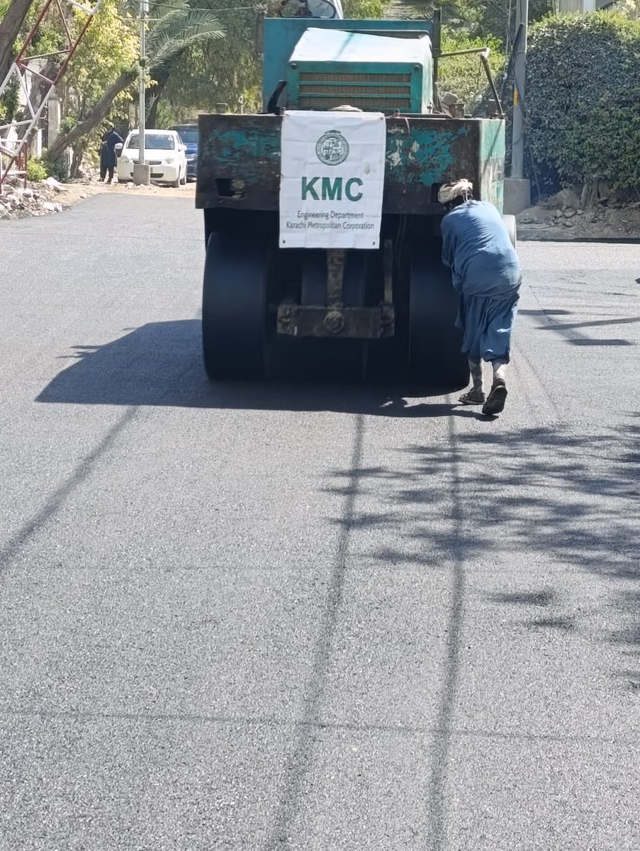 murtazawahab1's tweet photo. Road rehabilitation work is being carried out at Hyder Ali Road by KMC. While patches of Clifton Bridge &amp; surrounding roads have also been fixed by KMC #KarachiWorks https://t.co/yrgw9LnvHM