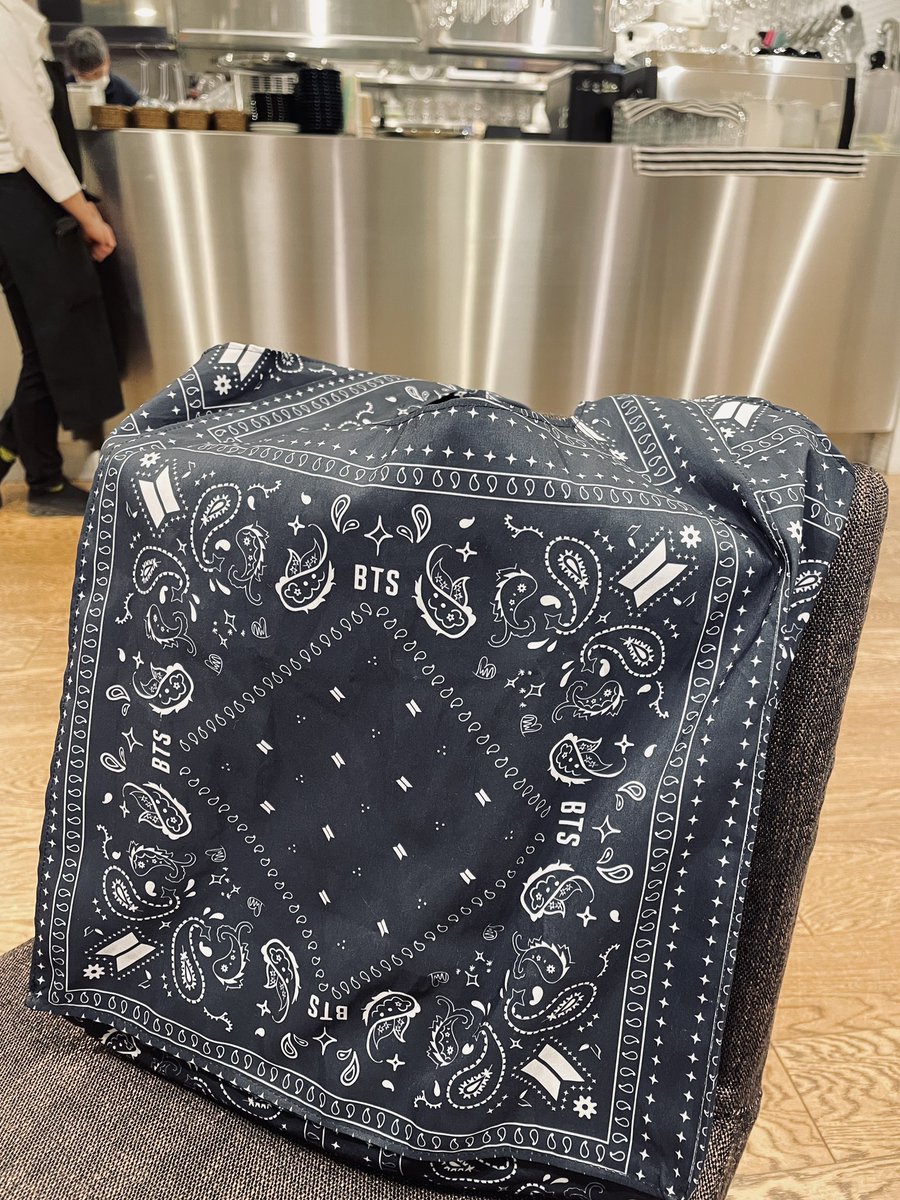 little_ponyhair's tweet image. 拿著BTS週邊購物袋
竟然在青森被認出來😳
A-Factory的店員興奮對著我喊あみ
日本聽不懂幾句
但這關鍵詞不會聽不出來
我驚訝的點點頭☺️
彼此交換看手機桌布放誰
她們放得是JK 本命也是JK
問我本命是誰 我說：ぜんぶ,だいすき
💜阿米forever,防彈forever💜
ℹ️人今日感到溫暖😊
#아포방포 #日本ARMY #あみ