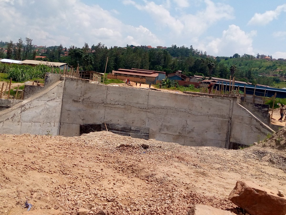 DidaceNiyifasha's tweet photo. Izari inzozi zitangiye kuba impamo,ikiraro cya Bishenyi gihuza umurenge wa Runda na Rugalika @Kamonyi cyahoraga cyuzura  imirimo igeze kumusozo ,mwarakoze @PaulKagame  n'abagize  Uruhare bose @RTDARwanda @RwandaInfra @RwandaMoD @AKayitesiAlice @rbarwanda @NewTimesRwanda @IGIHE https://t.co/4eprJDtRO5
